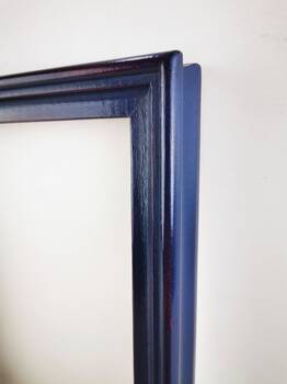 Ciemno-niebieska rama do obrazu z przebijającym fioletem i czerwonym podkładem