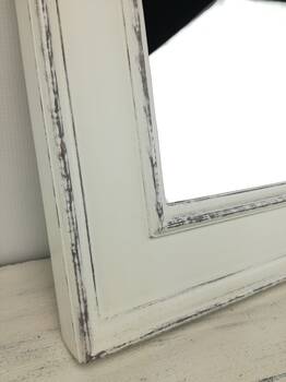 Lustro w białej przecieranej ramie