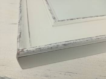 Lustro w białej ramie