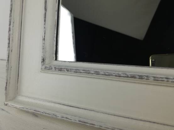 Lustro w białej ramie