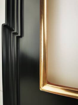 Zbliżenie na profil ramy Casina 2 w wersji złota księżycowego 22-karatowego na czerwonej glince, ukazujące staranne wykończenie boków oraz subtelne niuanse w strukturze złocenia..