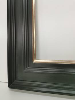 Zbliżenie na detale złocenia i struktury malarskiej w ramie Lavinia, podkreślające precyzję ręcznej pracy.