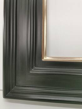 Detal złocenia księżycowym złotem 22 karat na czerwonej glince w ramie Lavinia