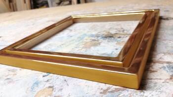 Złote ramki do obrazów lub zdjęć z bokami w kolorze żółtej ochry