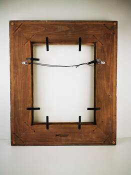 Poglądowe zdjęcie tyłu ramy: elegancko wykończona powierzchnia, blaszki sprężynujące i linka do zawieszenia przykręcona w wybranej pozycji.