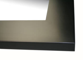 Zbliżenie czarnej ramy lustra w satynowym półmacie z widocznym profilem listwy