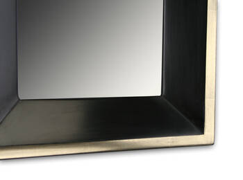 Fragment ramy – polerowane złoto księżycowe 22K na szarej glince w zestawieniu z czarną powierzchnią w satynowym macie.