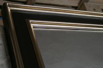 Zbliżenie złoconego brzegu lustra dekoracyjnego – ręczne złocenie złotem 22 karat.