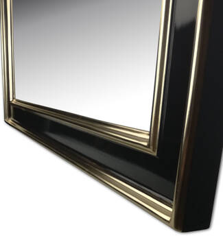 Zbliżenie profilu szerokiej ramy lustra glamour – złoto księżycowe 22 karat.