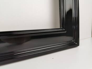 Wykończenie narożnika drewnianej ramy – funkcjonalne lustro do łazienki