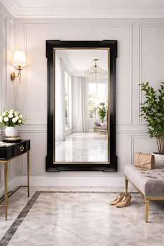 Lustra dekoracyjne w holu — wysokie lustro 70×170 cm w czarnej ramie z flamandzkimi rogami, pozłaconej księżycowym złotem 22 karat na czerwonym bolusie, jako lustro ścienne przy konsoli.