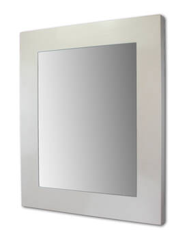 Stylowe lustro w białej ramie – doskonały wybór do eleganckich salonów, przedpokojów i łazienek.