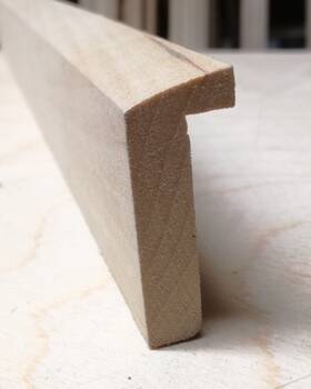 Przekrój ramy lustra o szerokości 18mm. Listwa jest lekko zaokrąglona, łuk wznosi się ku górze od zewnętrznej strony ramy.