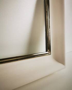 Zbliżenie na złoconą krawędź ramy „Bianca” z widoczną przetartą glinką