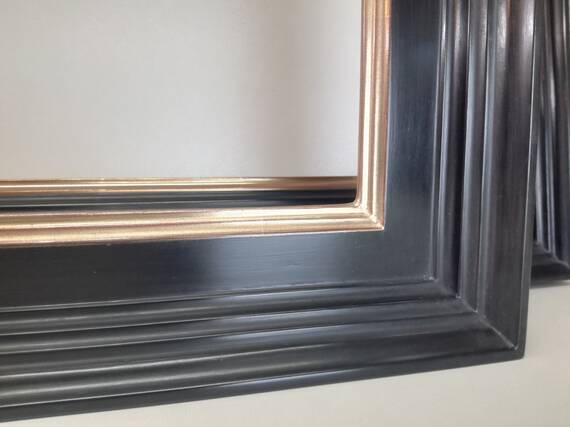 Czarna rama do obrazu złocona złotem płatkowym
