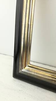 Profil ramy Argentia – lite drewno, subtelne refleksy srebra i ciemne przetarcia podkreślające klasyczną elegancję oprawy. 