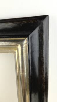 Zbliżenie na detale ramy Argentia – srebrzenie płatkowe, ręcznie malowane wykończenie i eleganckie przetarcia nadające charakteru.