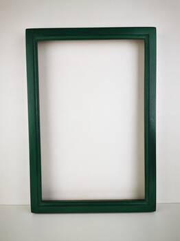 Rama do obrazu w kolorze zieleni butelkowej, rustykalne wykończenie z widoczną strukturą drewna