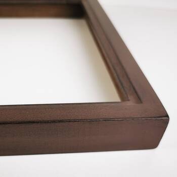 Zbliżenie ramy do obrazu brązowej – postarzone wykończenie z widocznymi śladami pędzla