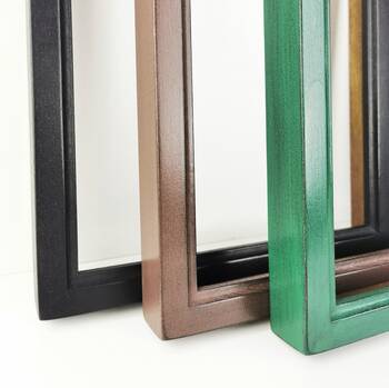 Detale trzech ram do obrazu – tekstura drewna i ślady pędzla w każdym z kolorów: zielonym, brązowym i czarnym