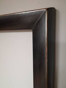 Zbliżenie na detal złocenia i efekt sgraffito
Pozłacana rama do obrazu – zdobienia wykonane techniką sgraffito, odsłaniające złoto na zewnętrznym brzegu.