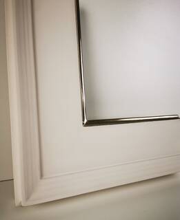 Lustro w białej ramie ze złoconym brzegiem