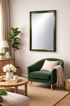 Lustro w zielono złotej ramie w salonie