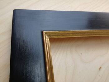 Klasyczna rama do obrazu wykonana z pierwszej jakości sezonowanego drewna lipowego, łączona tradycyjną metodą stolarską.