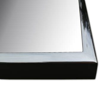 Detal ramy lustra z drewna pokrytej białym złotem płatkowym 6 karat