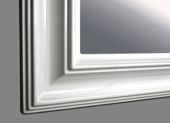 Zbliżenie narożnika lustra w białej ramie glamour na wymiar, lite drewno malowane na wysoki połysk, idealne do łazienki lub przedpokoju.