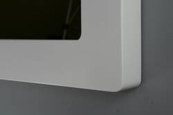 Lustro w białej ramie