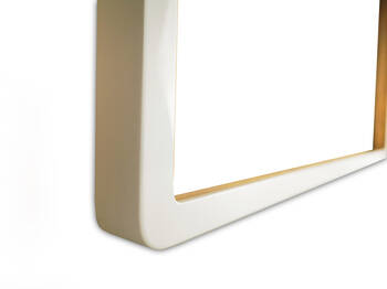 Biała rama do obrazu z zaokrąglonymi rogami, głębokość felcu 30mm, zbliżenie detalu.