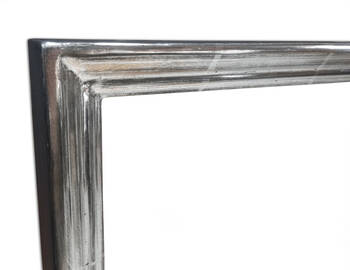 Złota rama do obrazu - detal, białe złoto na froncie jest przetarte do czarnej glinki.