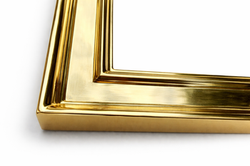 Wykończenie narożnika ramy złoconej – detal ręcznej obróbki i złocenia