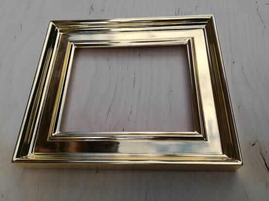 Mała złota rama do obrazu na wymiar 23K na czerwonej glince – ekskluzywna oprawa dzieła sztuki.