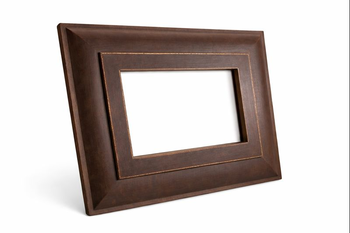 Rama drewniana w ciemnym brązie, ręcznie wykończone krawędzie