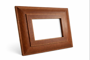 Rama drewniana w czekoladowym brązie, delikatnie postarzona powierzchnia