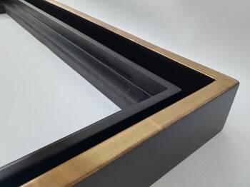 Widok ramy American Box z obrazu z profilu – podwójna konstrukcja z naturalnym wykończeniem