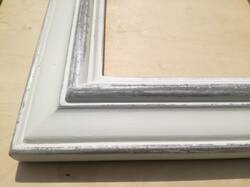 Lustro w stylu vintage, biała rama postarzona, wykonane na wymiar z litego drewna i szkła OptiWhite o grubości 4 mm.