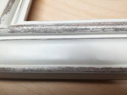 Duże lustro vintage w białej ramie drewnianej na wymiar, z rustykalnymi przetarciami i możliwością montażu w łazience lub salonie.