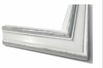 Naroże białej postarzanej ramy z litego drewna – widok z prawej strony, detal przetarcia na rzeźbionej części profilu