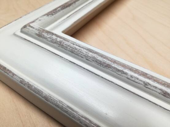 Lustro vintage w białej postarzanej ramie z litego drewna, wykonane na wymiar, idealne do przedpokoju lub sypialni.