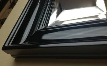 Lustro w klasycznej czarnej ramie z fazowanymi krawędziami 