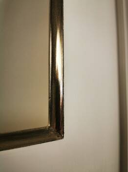 Zbliżenie profilu ramy Casina 12 – biała rama ze złotem księżycowym dla kolekcjonerów sztuki