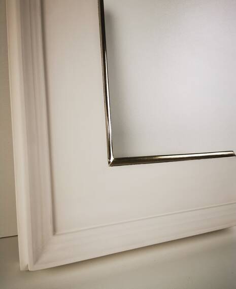 Biała rama do obrazu „Casina 12” – elegancja z ręcznie nakładanym złotem