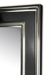 Lustro w czarnej ramie złoconej białym złotem płatkowym.