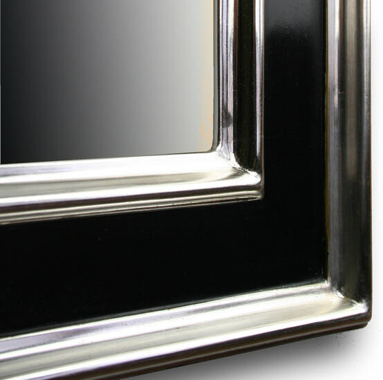 Lustro w czarnej ramie.