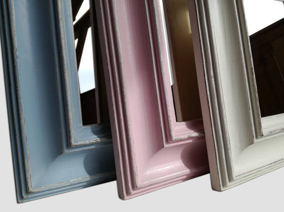 Lustro w białej, niebieskiej lub różowej ramie