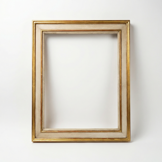 Rama do obrazu na wymiar w kolorze złamanej bieli, z efektem spękania i częściowym złoceniem złotem płatkowym 23K, wykonana z drewna.