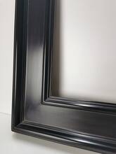 Lustro na zamówienie w szerokiej czarnej ramie z drewna